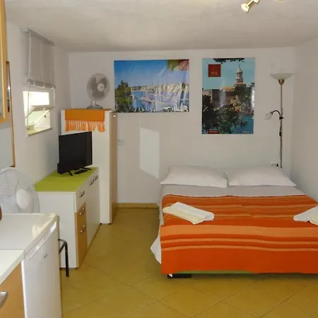 Charming Studio 2 People, 300 M From The Sea, Quiet Area Krk Town