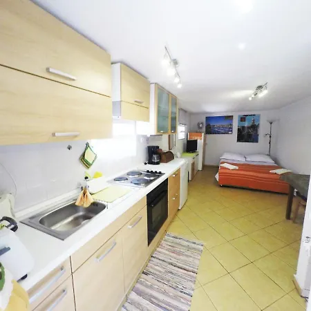 아파트 Charming Studio 2 People, 300 M From The Sea, Quiet Area 크르크
